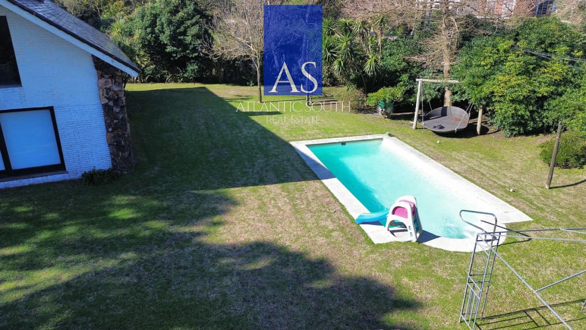 Chalet clásico 4 dormitorios con gran jardín y piscina Punta del Este