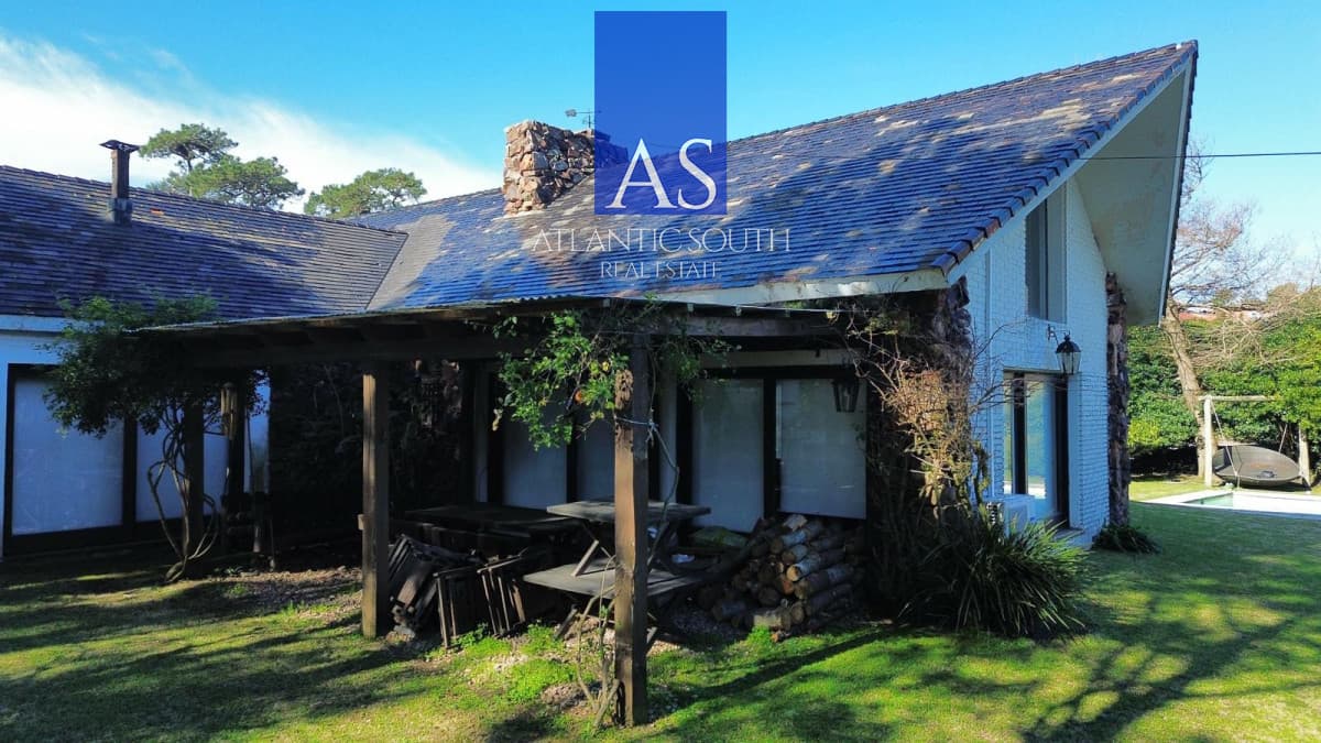 Chalet clásico 4 dormitorios con gran jardín y piscina Punta del Este