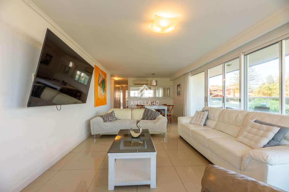 Apartamento ID.5597 - 3 dormitorios y dependencia, Playa Mansa, Punta del Este