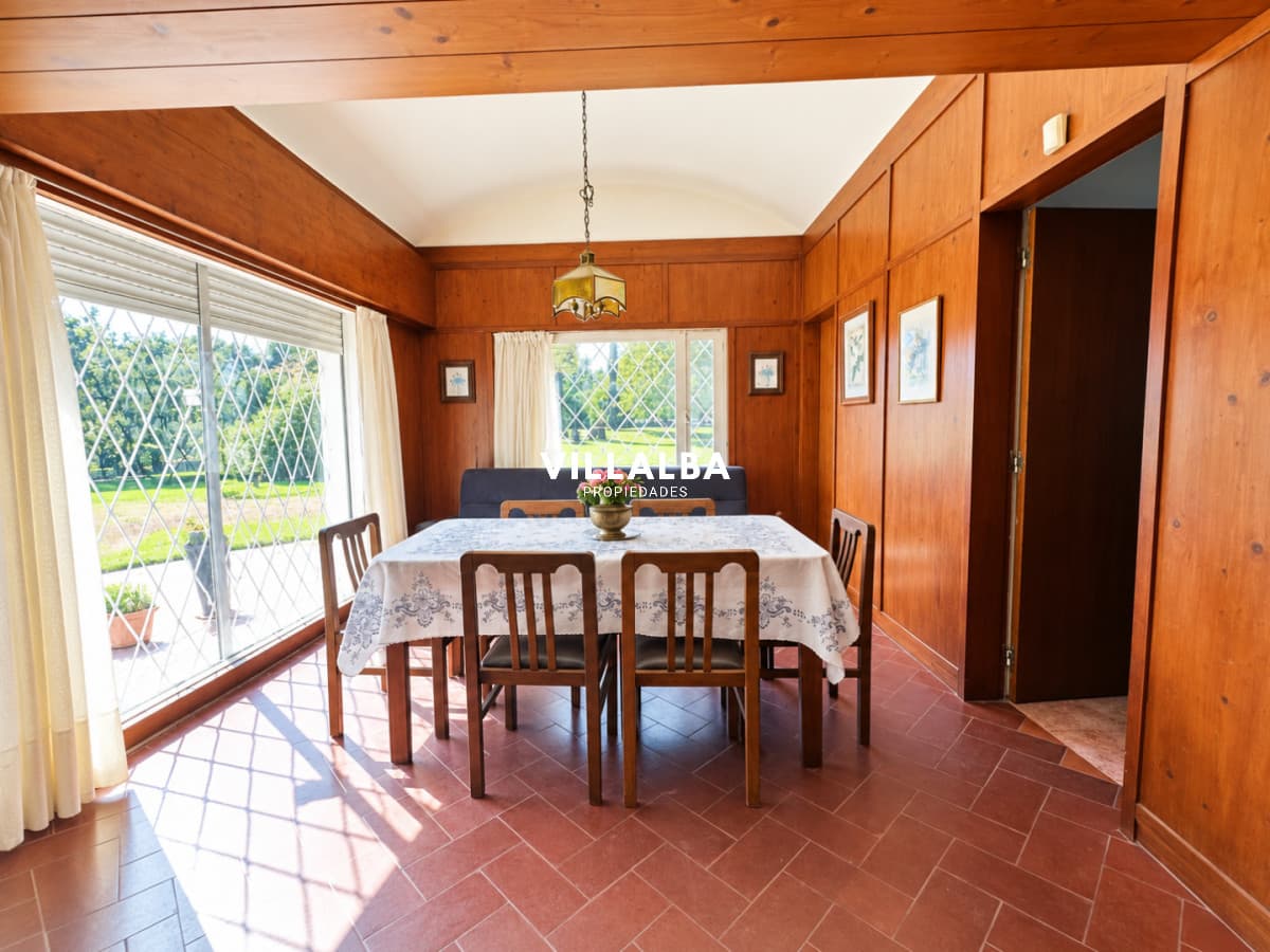 Casa en VENTA con amplio terreno en esquina