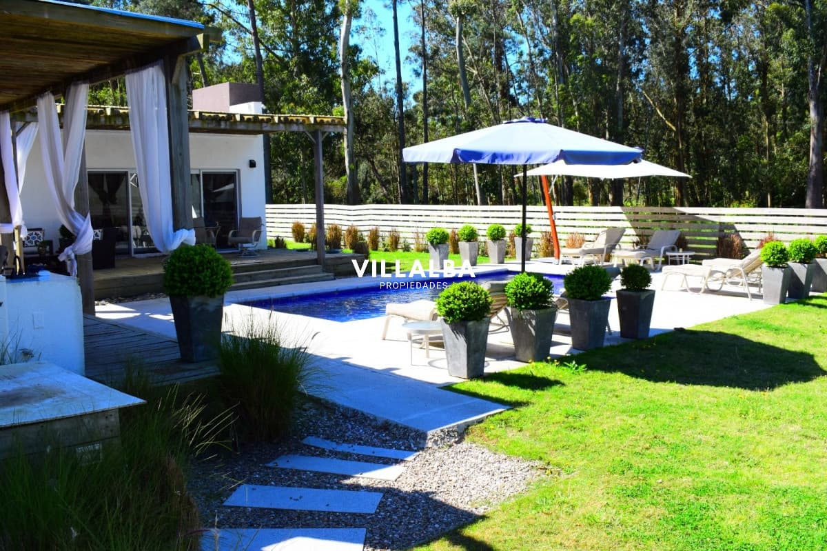 Moderna casa en el bosque cerca del mar.