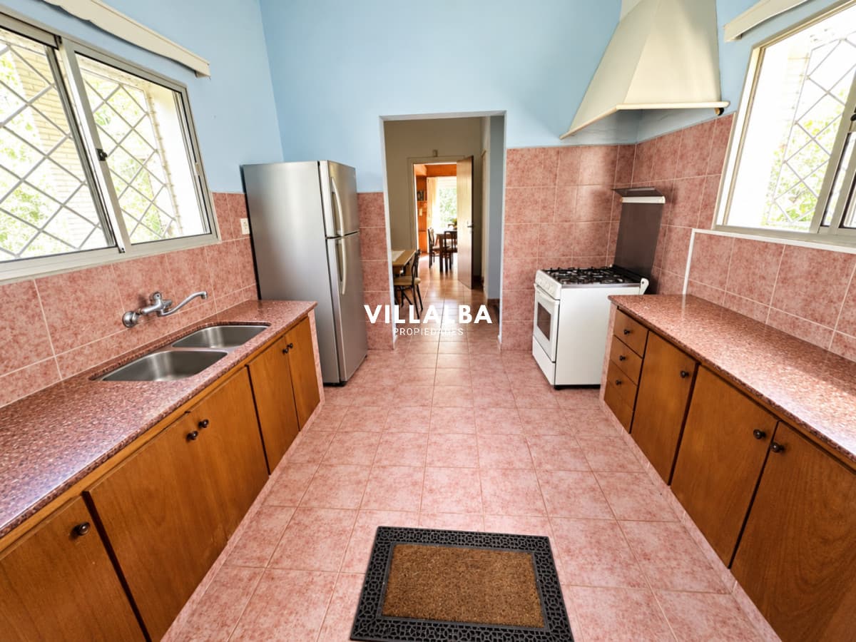 Casa en VENTA con amplio terreno en esquina