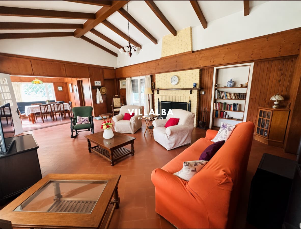 Casa en VENTA con amplio terreno en esquina