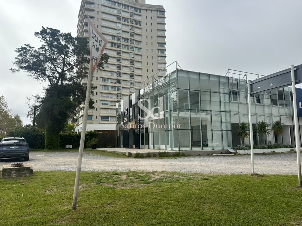 EN VENTA - Con Excelente Renta, Locales en Punta del Este.
