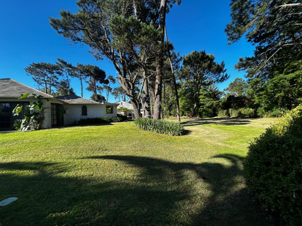Hermosa casa en venta en Barrio Lugano Arbolada