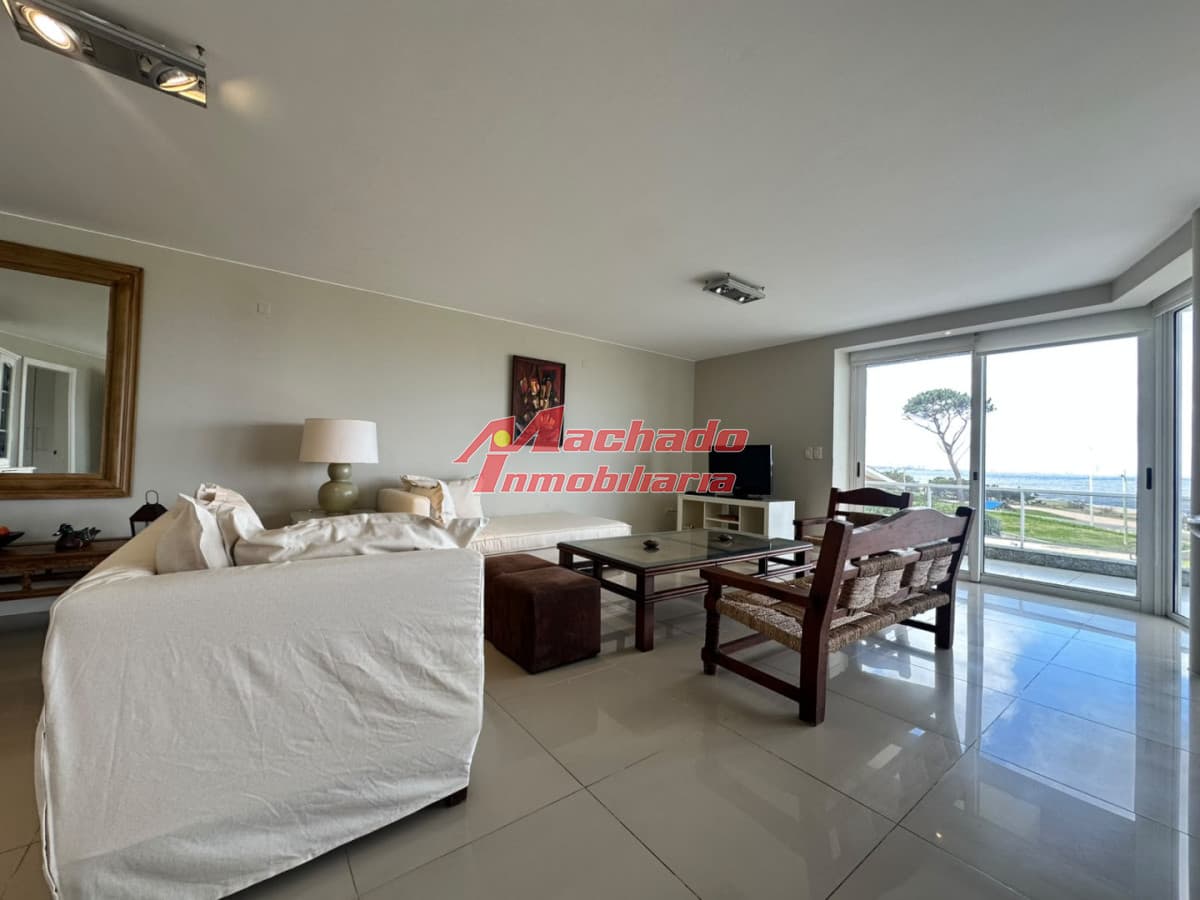 Departamento de 3 dormitorios en venta en Primera linea de playa Mansa