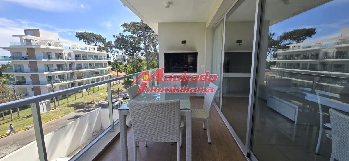Apartamento de dos dormitorios en venta en Punta del Este