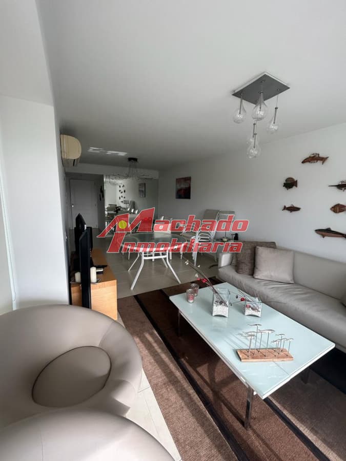 Apartamento de 2 dormitorios en Playa Mansa en venta
