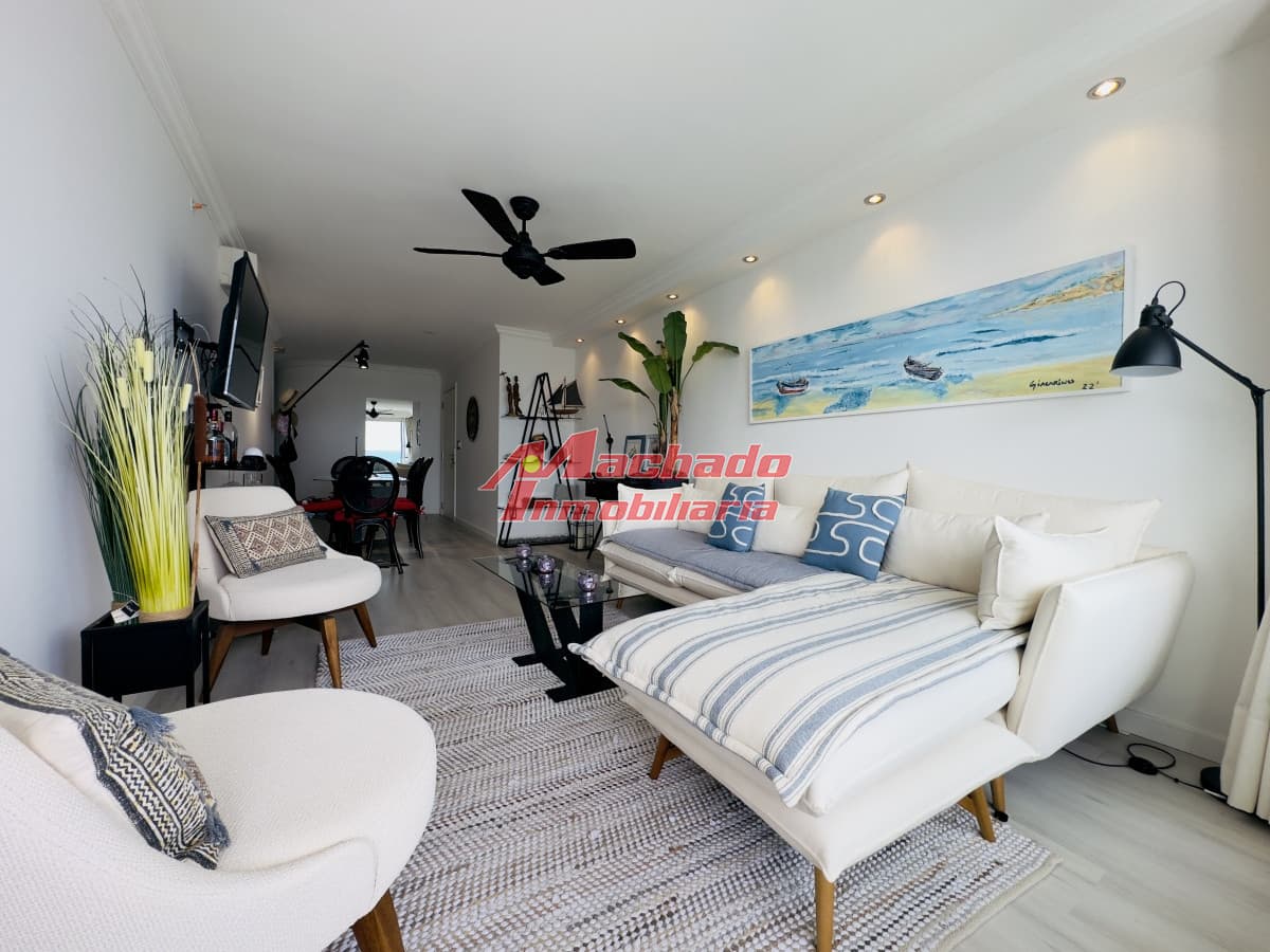 Venta y alquiler de apartamento de 2 dormitorios Playa mansa con parrillero