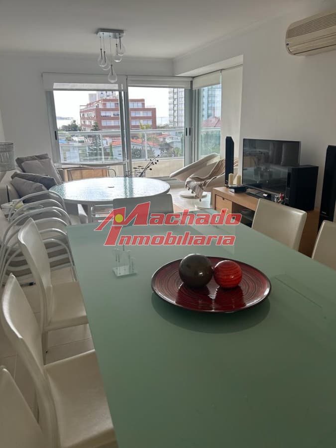 Apartamento de 2 dormitorios en Playa Mansa en venta