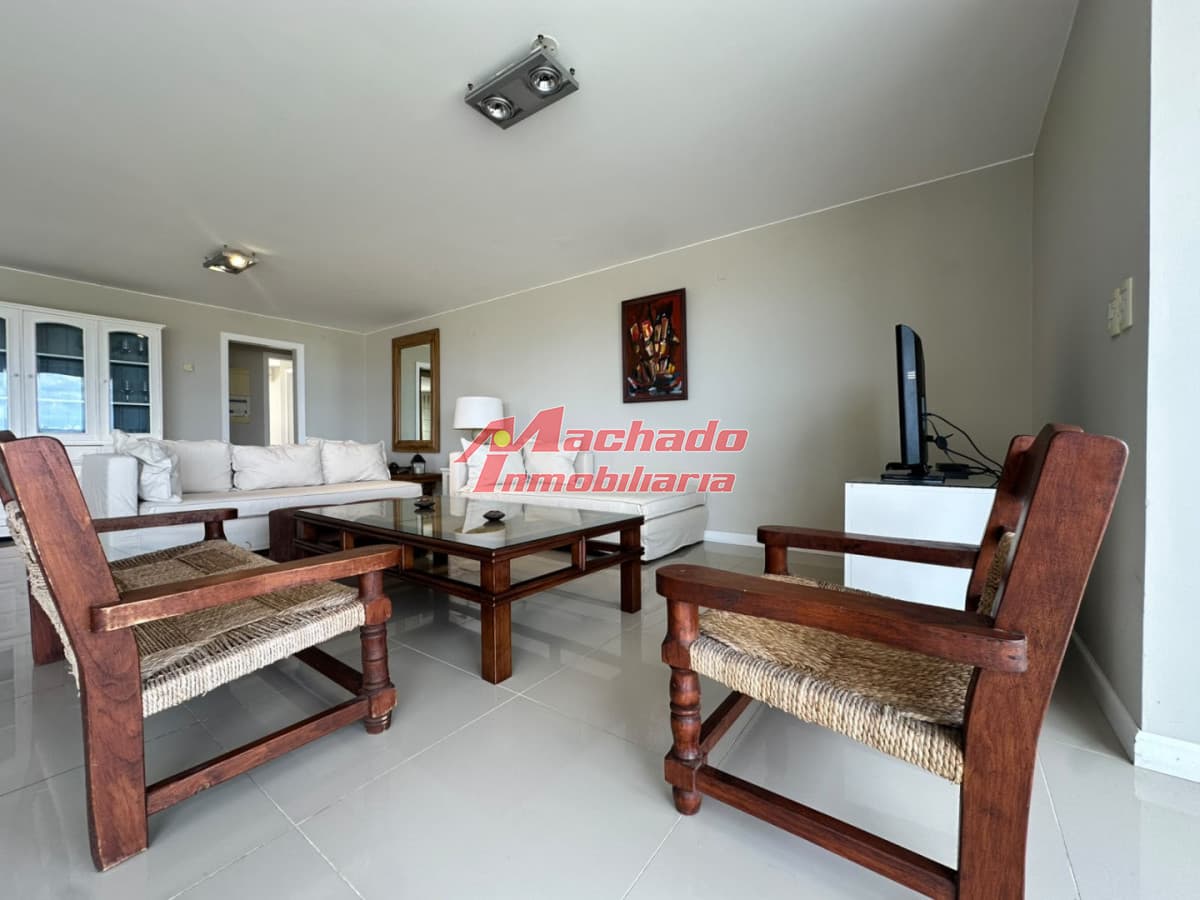 Departamento de 3 dormitorios en venta en Primera linea de playa Mansa