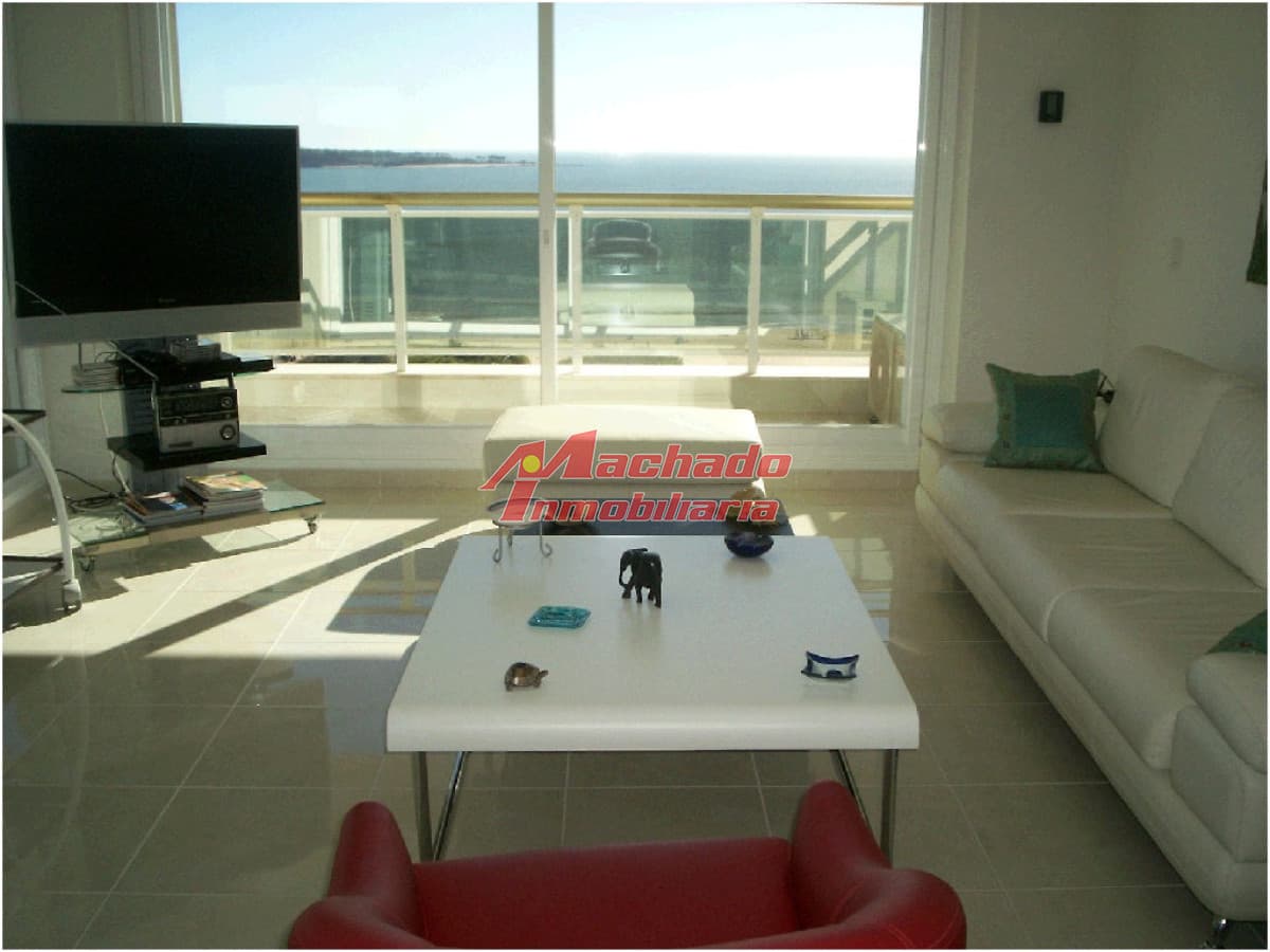 Apartamento en venta de 3 dormitorios y dependencia en Punta del Este