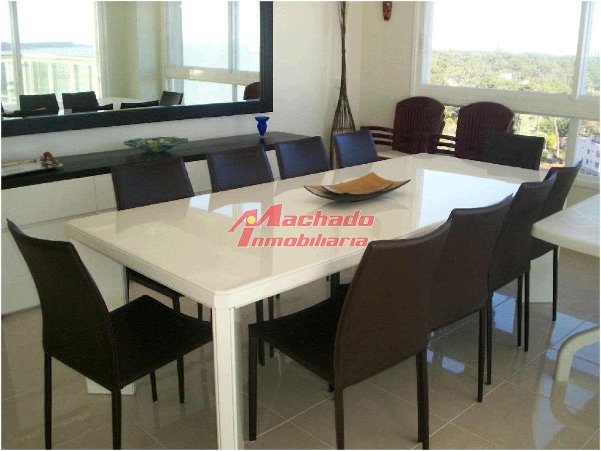 Apartamento en venta de 3 dormitorios y dependencia en Punta del Este