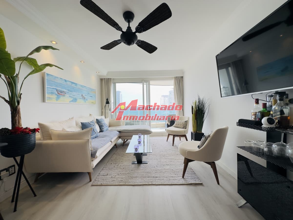 Venta y alquiler de apartamento de 2 dormitorios Playa mansa con parrillero