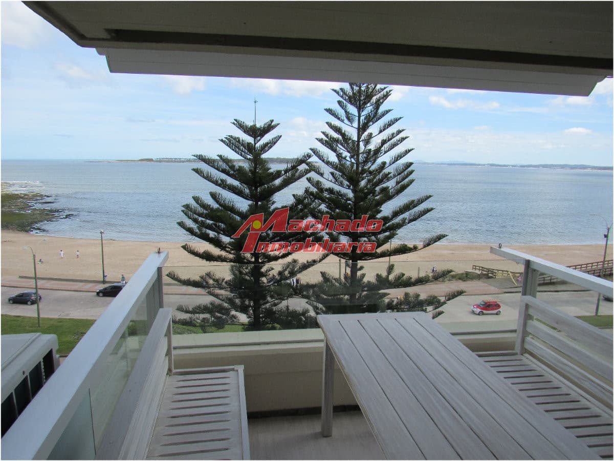 Apartamento en venta frente a playa mansa