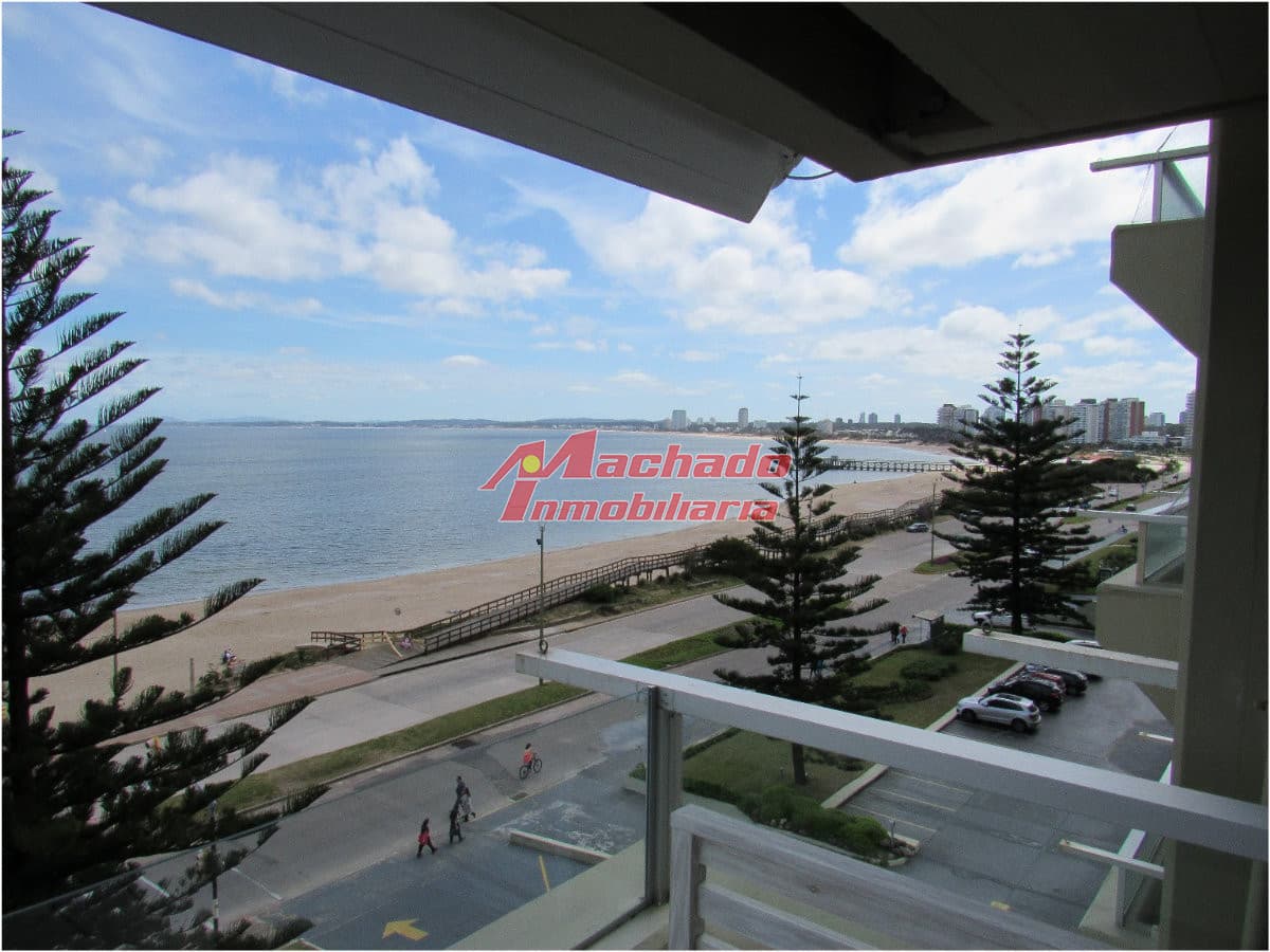 Apartamento en venta frente a playa mansa