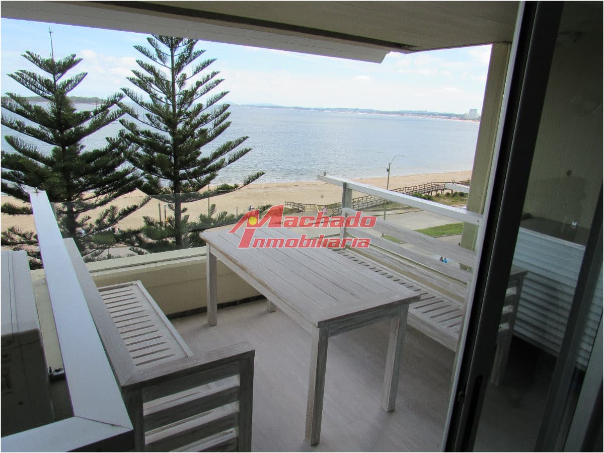 Apartamento en venta frente a playa mansa