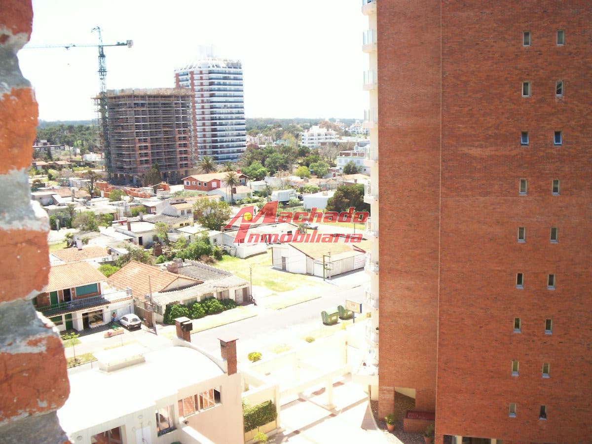alquiler de apartamento a una cuadra de Playa brava y dos de mansa