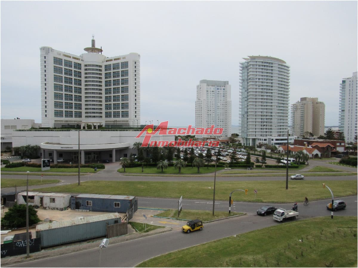 Alquiler de apartamento de dos dormitorios y medio en Punta del Este