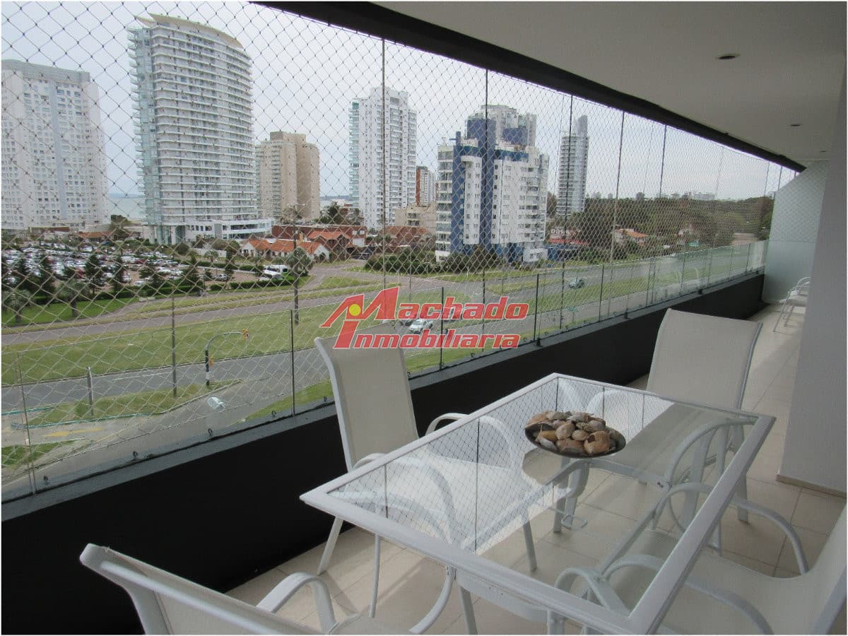 Alquiler de apartamento de dos dormitorios y medio en Punta del Este