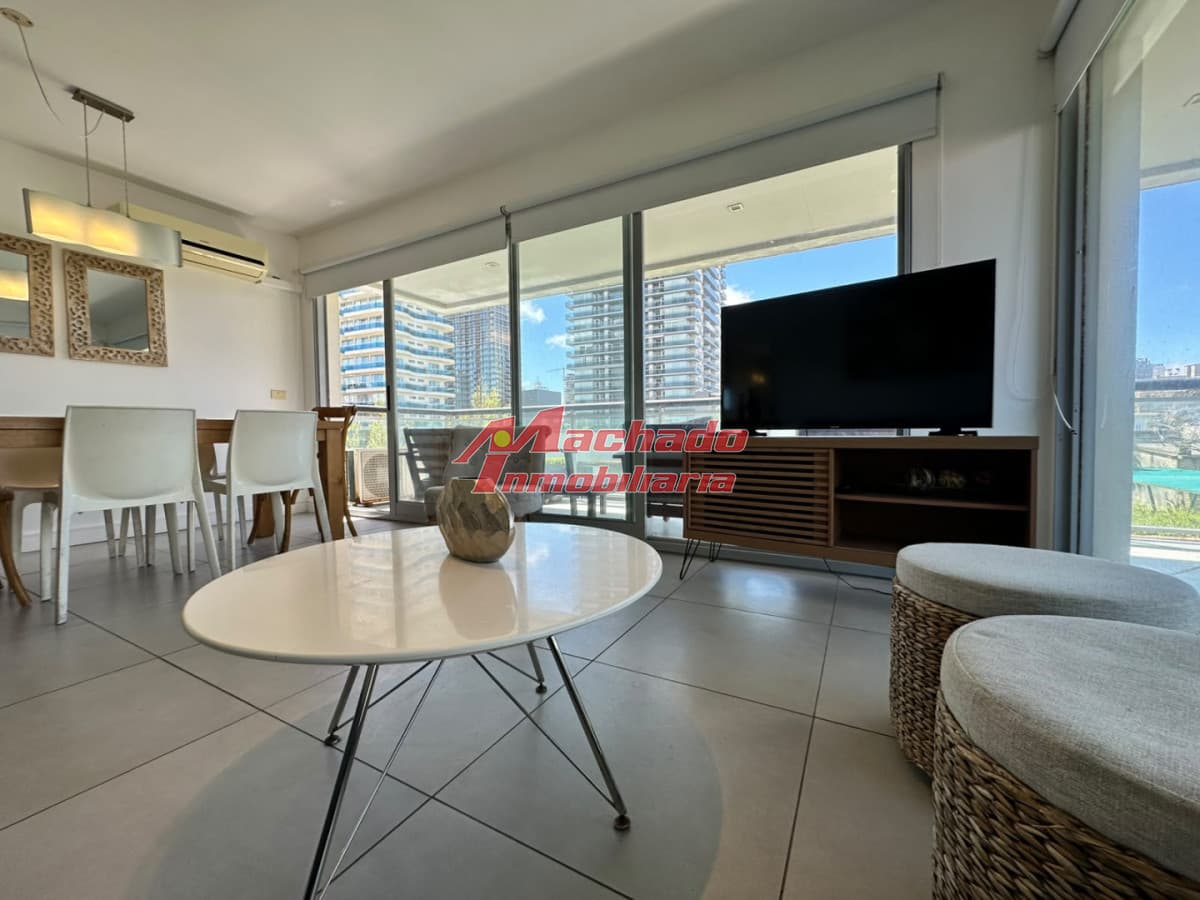Apartamento de 2 dormitorios en venta y alquiler en Punta del Este
