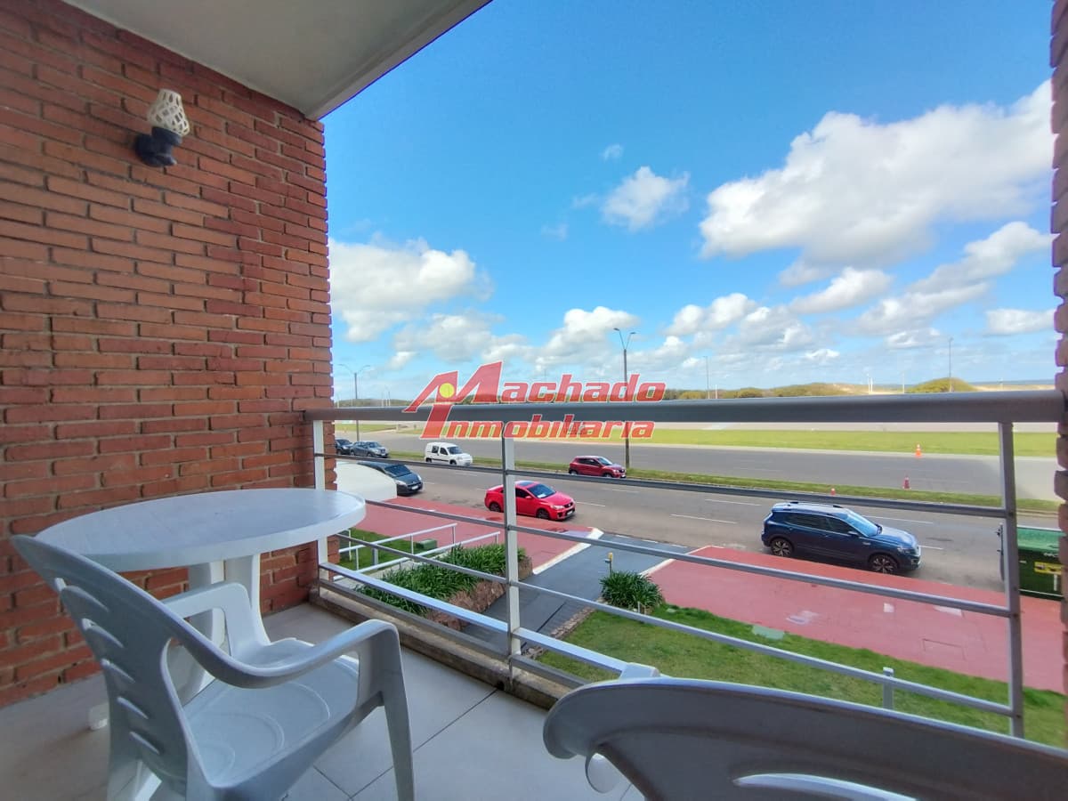 Apartamento de 2 dormitorios y medio frente al mar