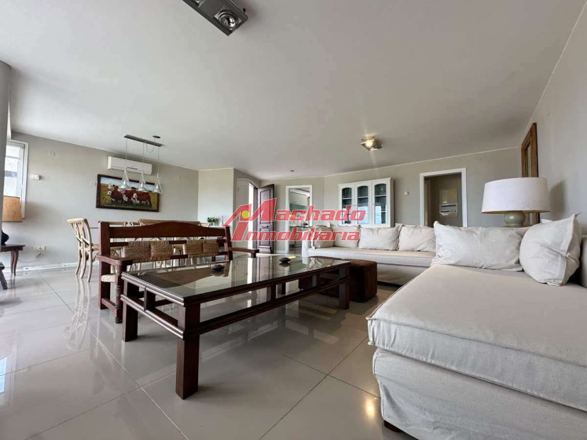 Departamento de 3 dormitorios en venta en Primera linea de playa Mansa