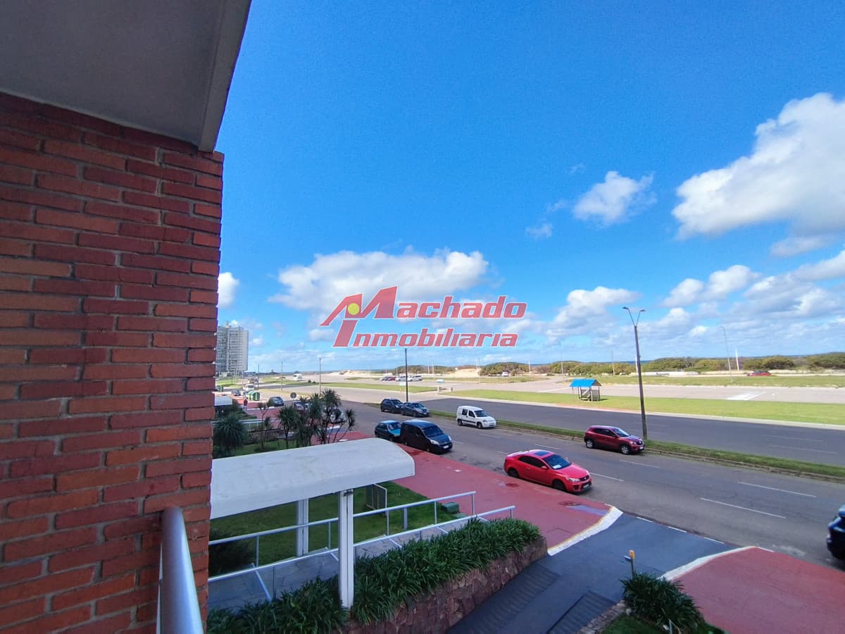 Apartamento de 2 dormitorios y medio frente al mar