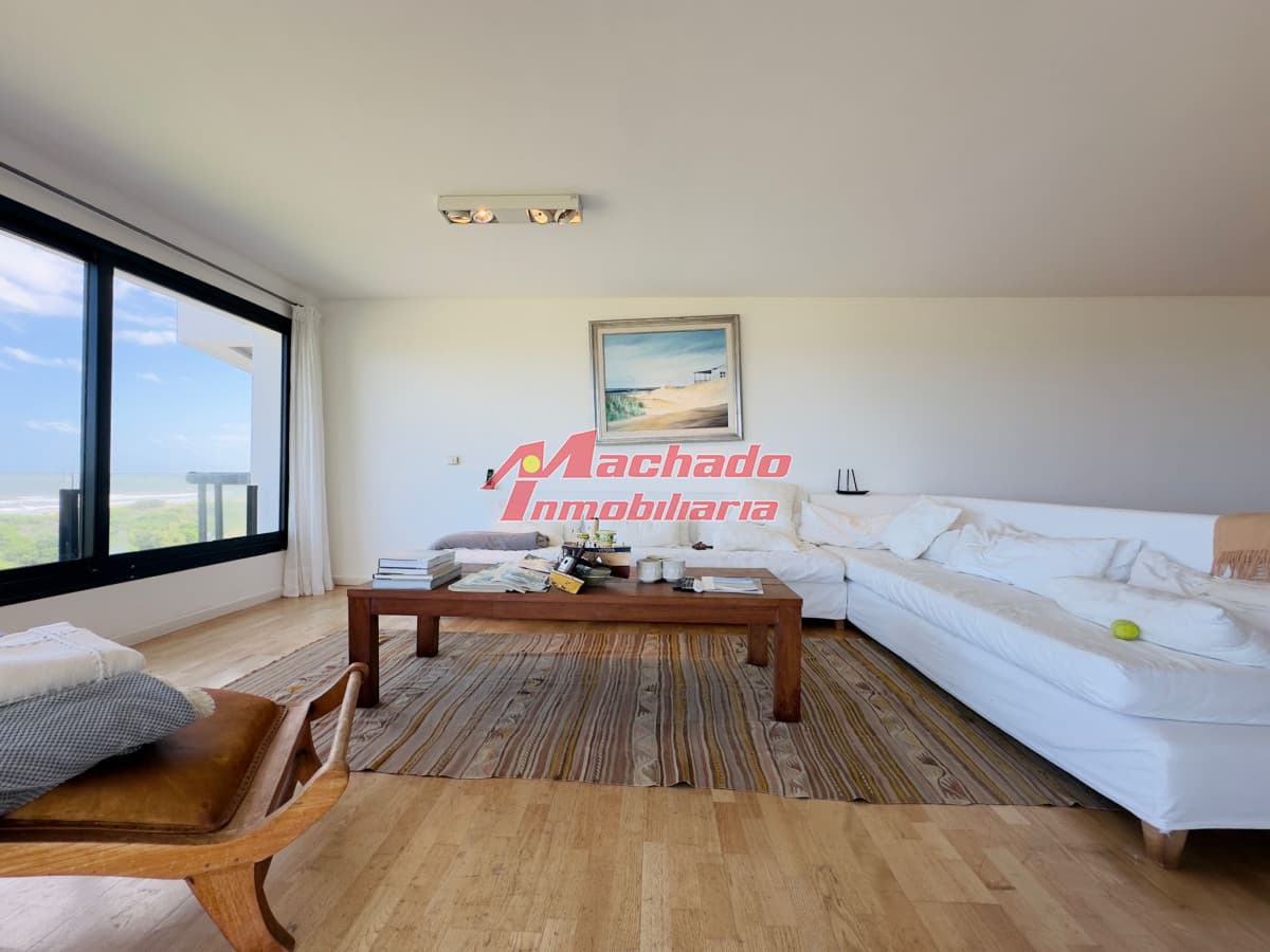 venta de apartamento pent house frente a playa brava