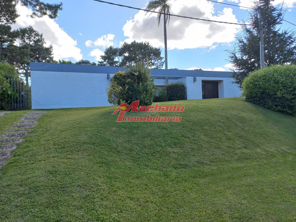 Casa en venta de 3 dormitorios y dependencia en Punta del Este
