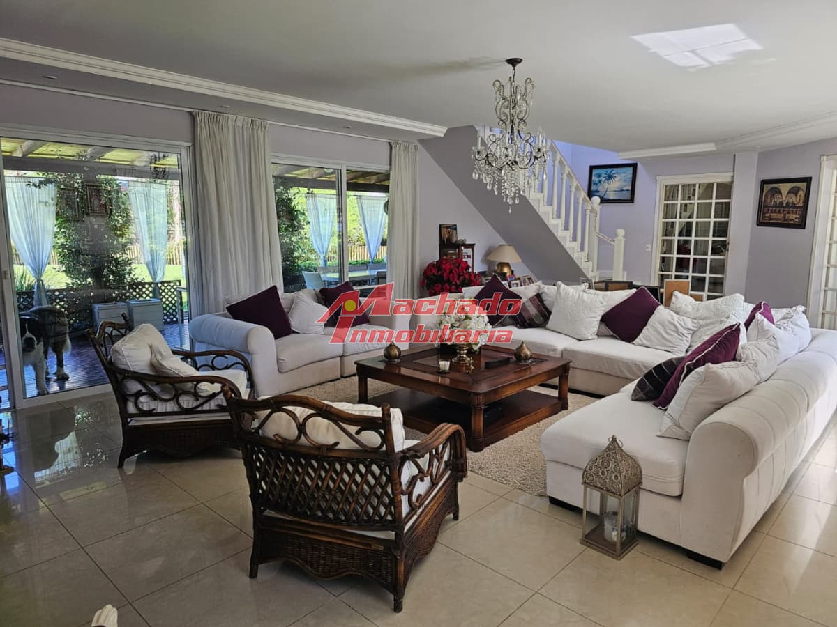Casa en venta en La Arbolada. 5 dormitorios, piscina, parrillero