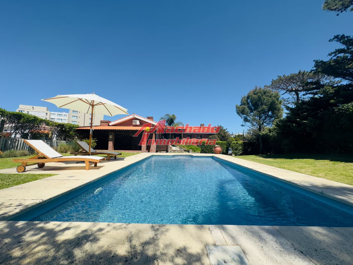 Alquiler  de casa  de 5 dormitorios con Piscina y vista al mar en Punta del Este