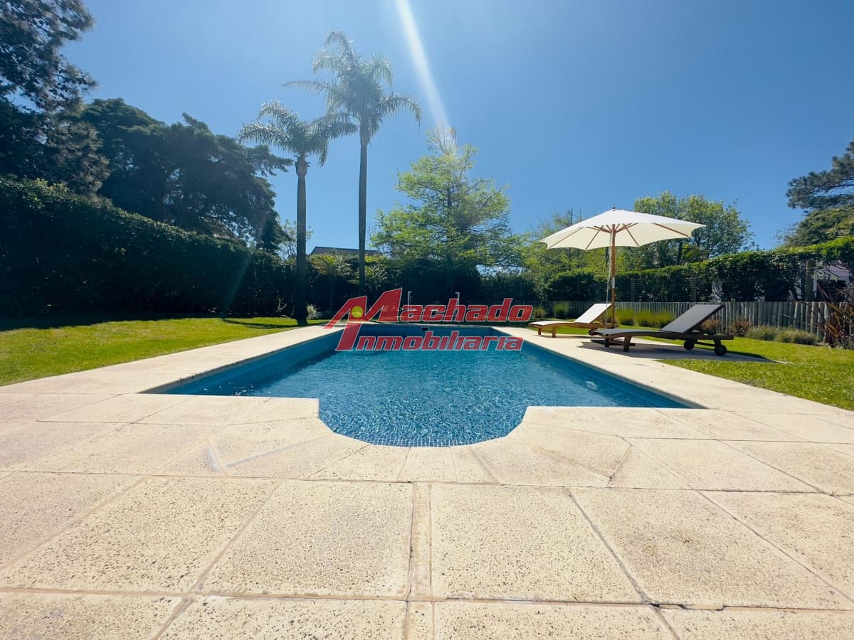 Alquiler  de casa  de 5 dormitorios con Piscina y vista al mar en Punta del Este