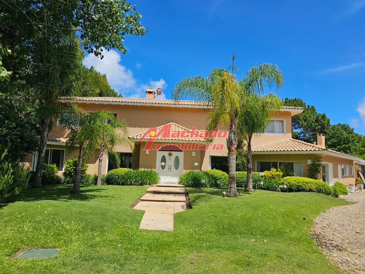 Casa en venta en La Arbolada. 5 dormitorios, piscina, parrillero