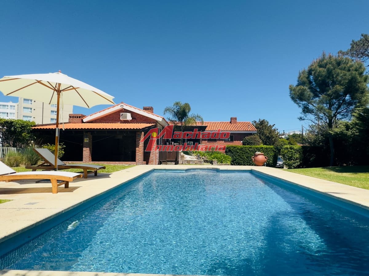 Alquiler  de casa  de 5 dormitorios con Piscina y vista al mar en Punta del Este