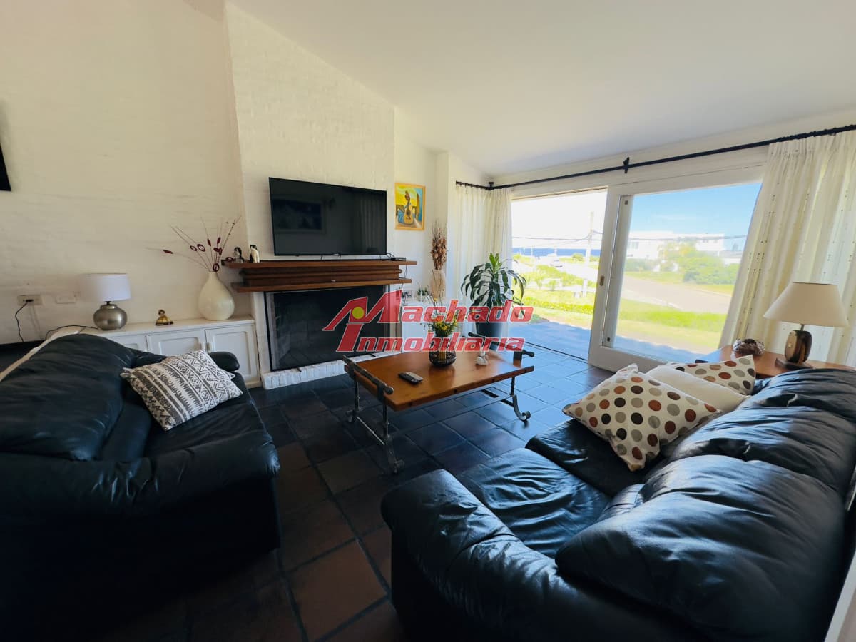 Alquiler  de casa  de 5 dormitorios con Piscina y vista al mar en Punta del Este