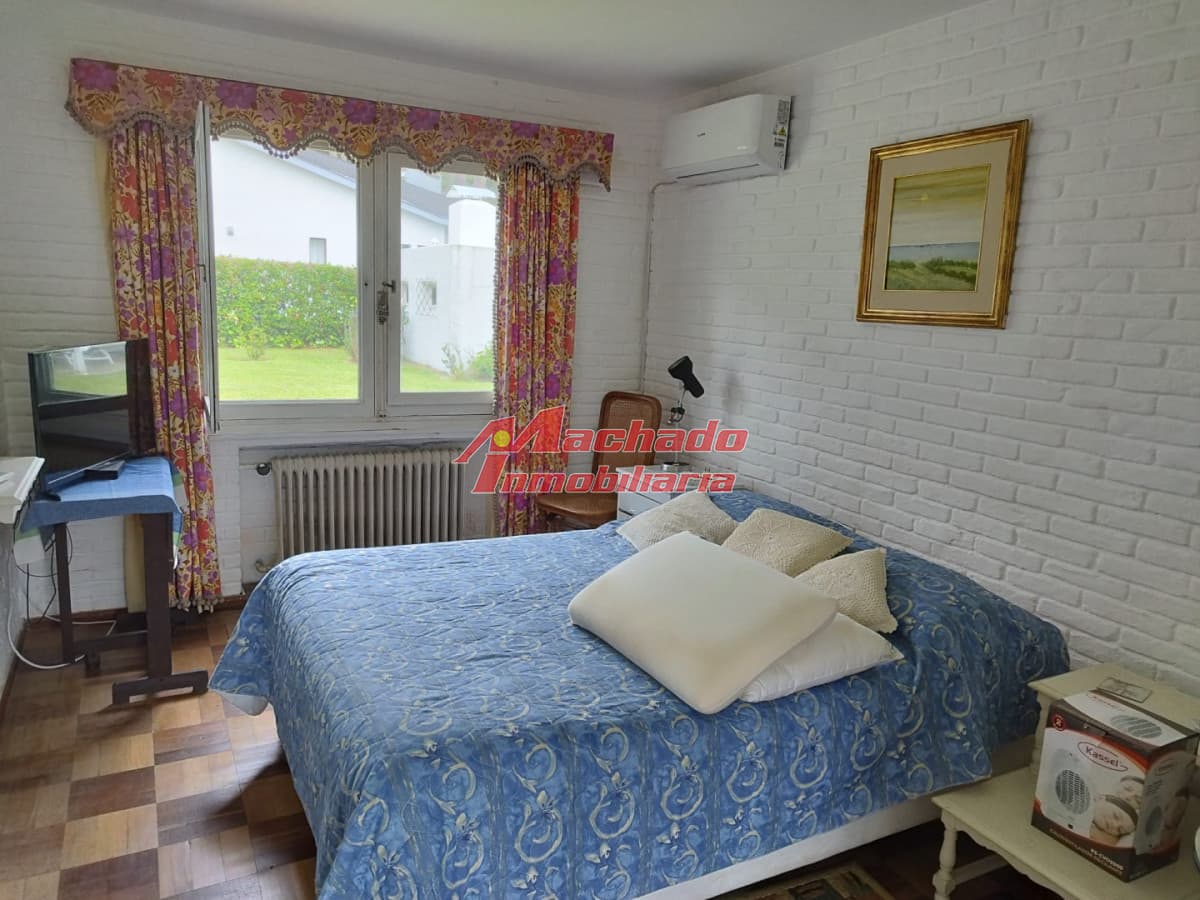 Casa en venta de 3 dormitorios y dependencia en Punta del Este