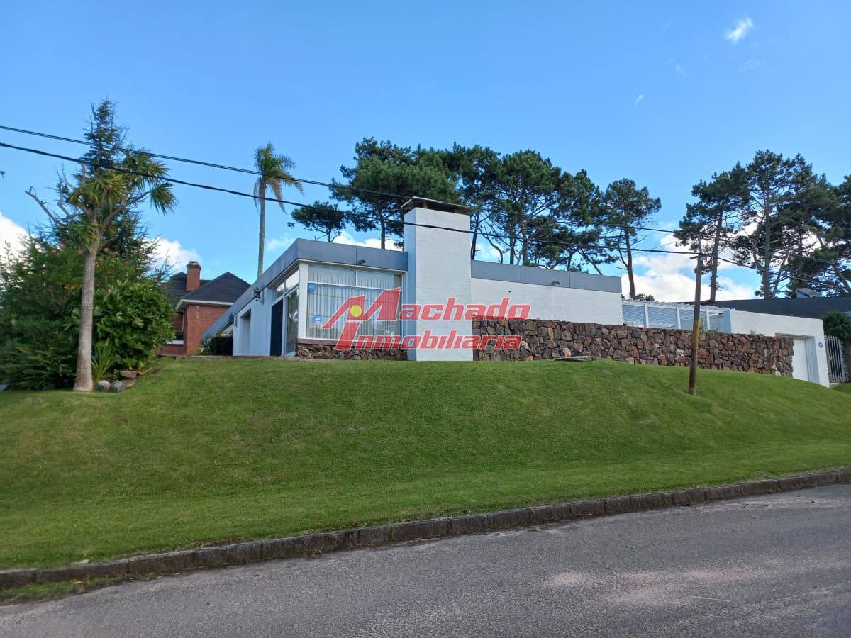 Casa en venta de 3 dormitorios y dependencia en Punta del Este