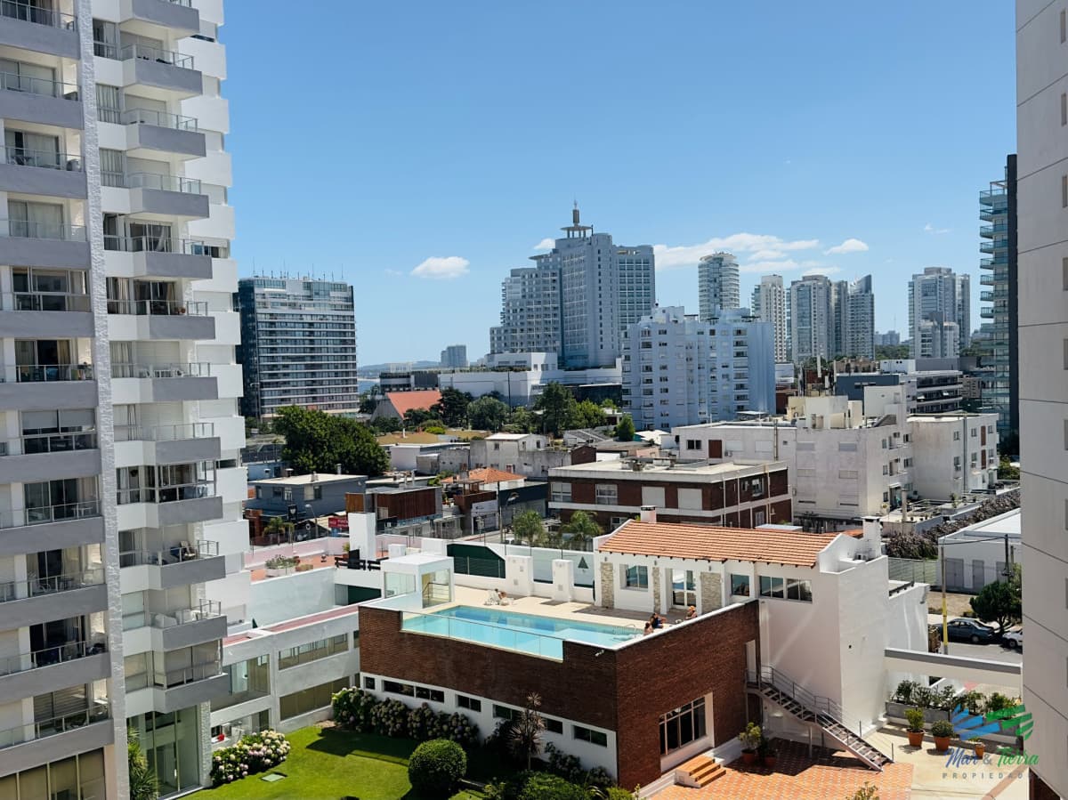 Apartamento de 2 dormitorios, reciclado, en venta, en Punta del Este