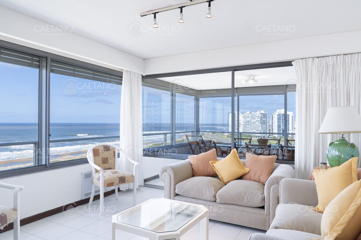 Venta de apartamento de 3 dormitorios y dep. de servicio en Punta del Este