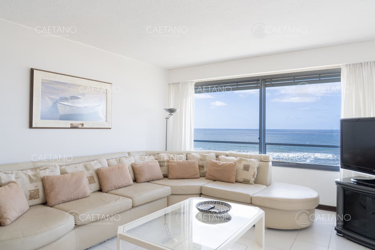 Venta de apartamento de 3 dormitorios y dep. de servicio en Punta del Este