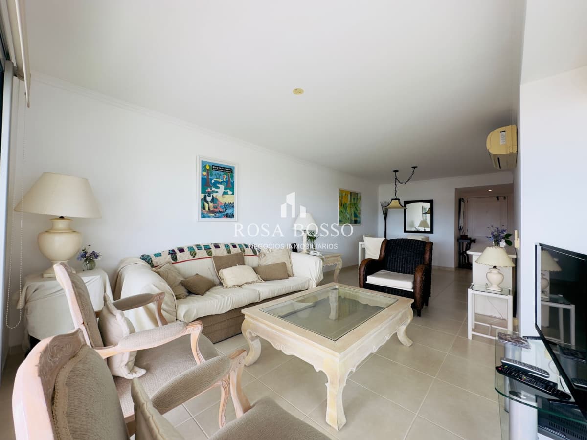 Apartamento en venta de dos dormitorios, Punta del Este.