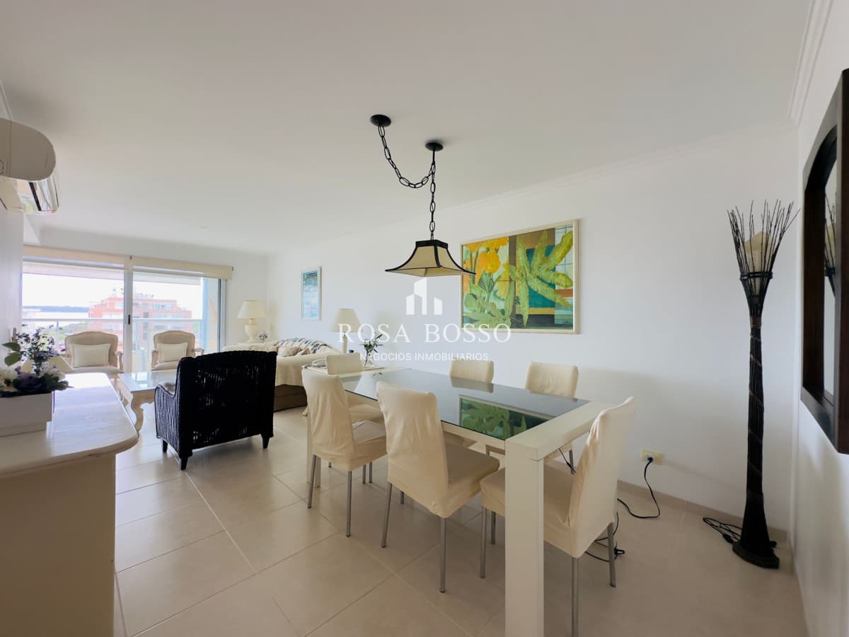 Apartamento en venta de dos dormitorios, Punta del Este.