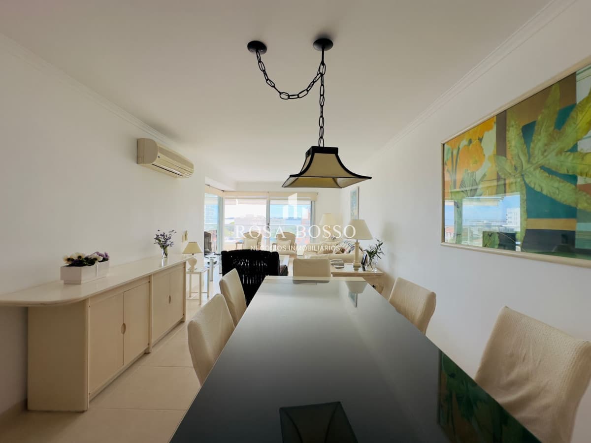 Apartamento en venta de dos dormitorios, Punta del Este.
