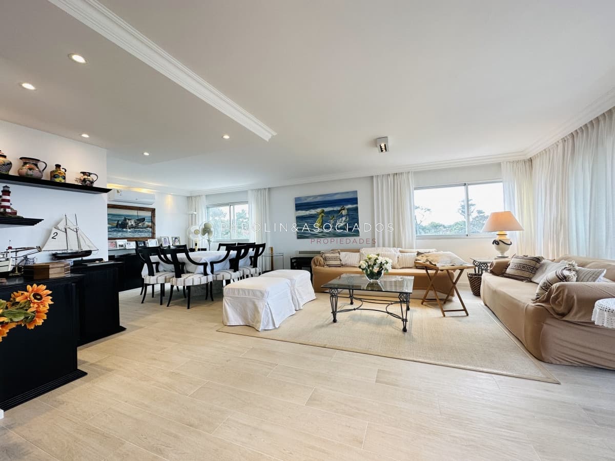 Apartamento en Venta y alquiler de 4 dormitorios en Punta de Este