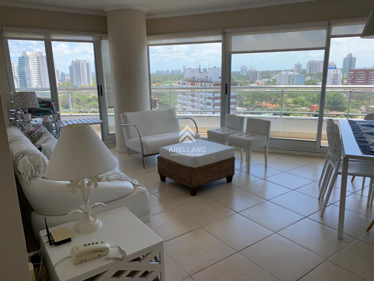 Apartamento ID.5552 - Alquiler temporal apartamento de 3 dormitorios en Punta del Este.-