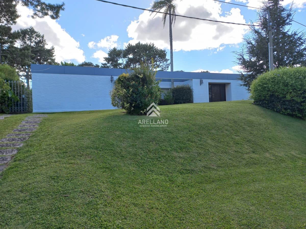 Casa ID.6918 - Casa en venta de 3 dormitorios y dependencia en Punta del Este