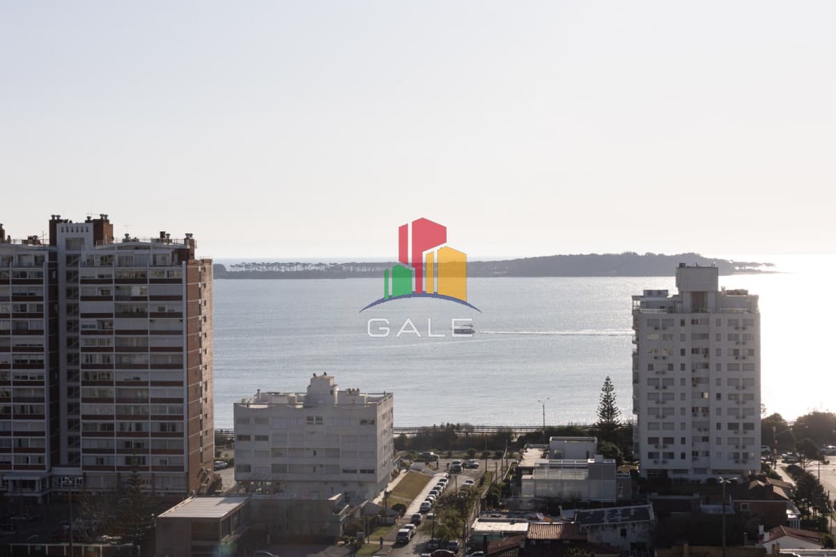 Apartamento en alquiler de 3 dormitorios en Punta del Este.-  -