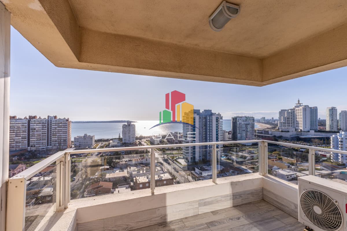 Apartamento en alquiler de 3 dormitorios en Punta del Este.-  -