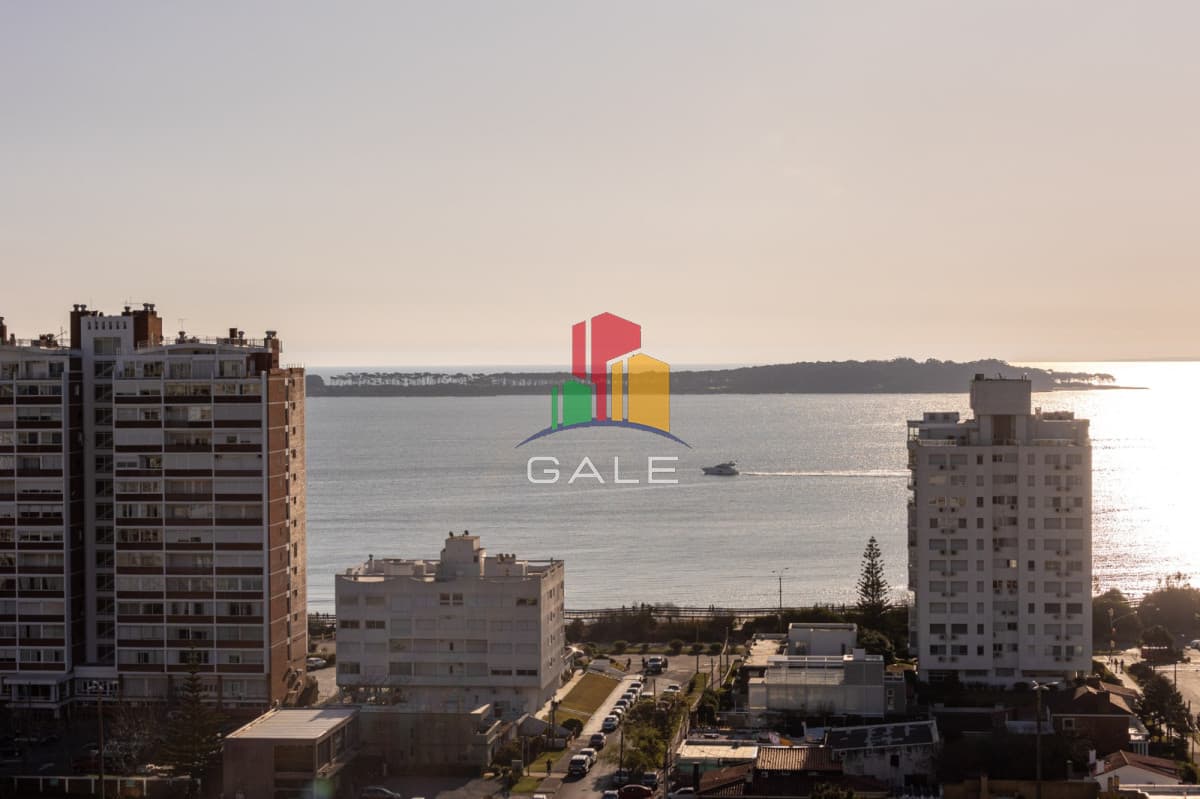 Apartamento en alquiler de 3 dormitorios en Punta del Este.-  -
